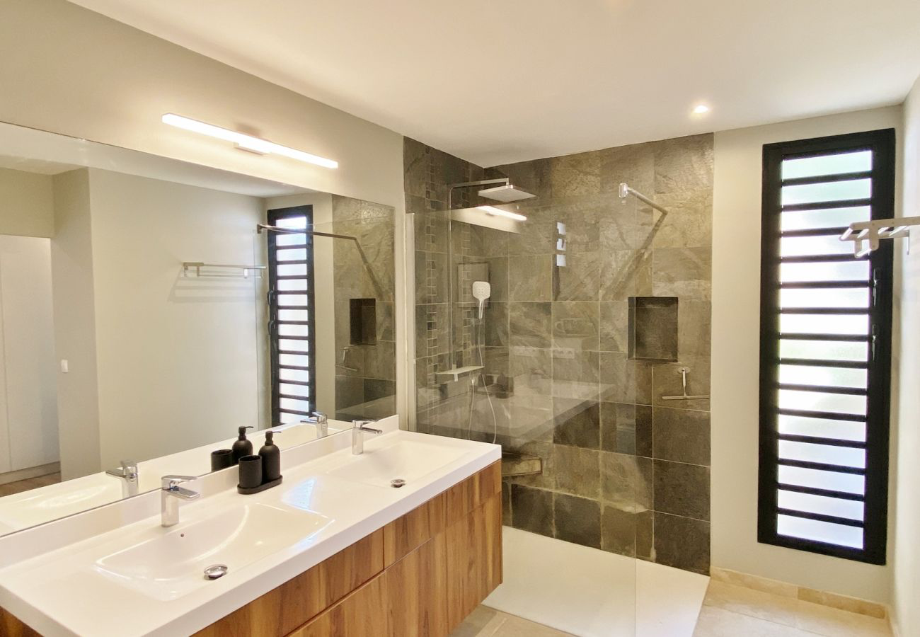 Salle de bain design de la Villa Palmazur