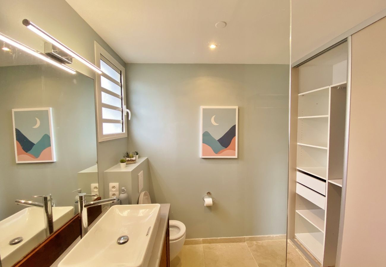 Salle de bains de la Villa Palmazur avec vasque, WC et dressing intégré