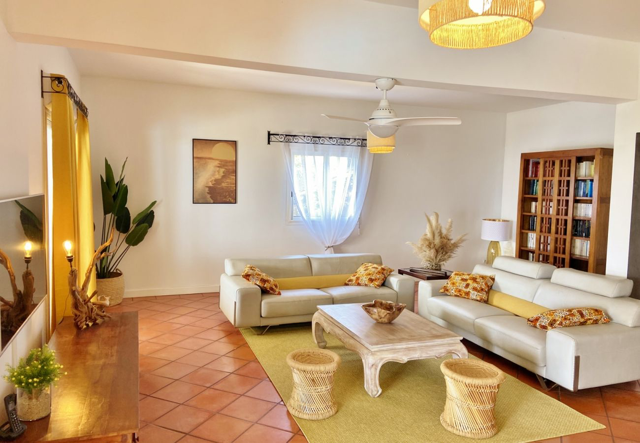 Salon lumineux de la Villa Palmazur ouvert sur la terrasse