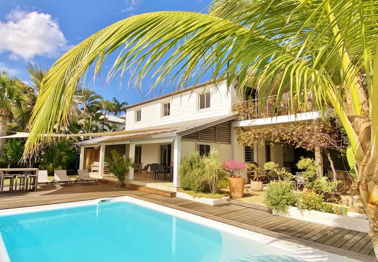 Villa Palmazur à Saint-Gilles-les-Bains : façade, piscine chauffée et jardin tropical