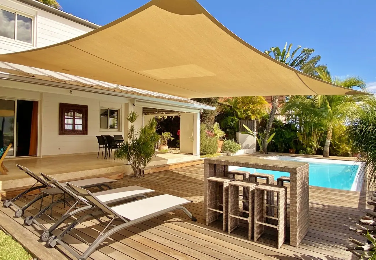 Piscine chauffée et transats de la Villa Palmazur en fin de journée