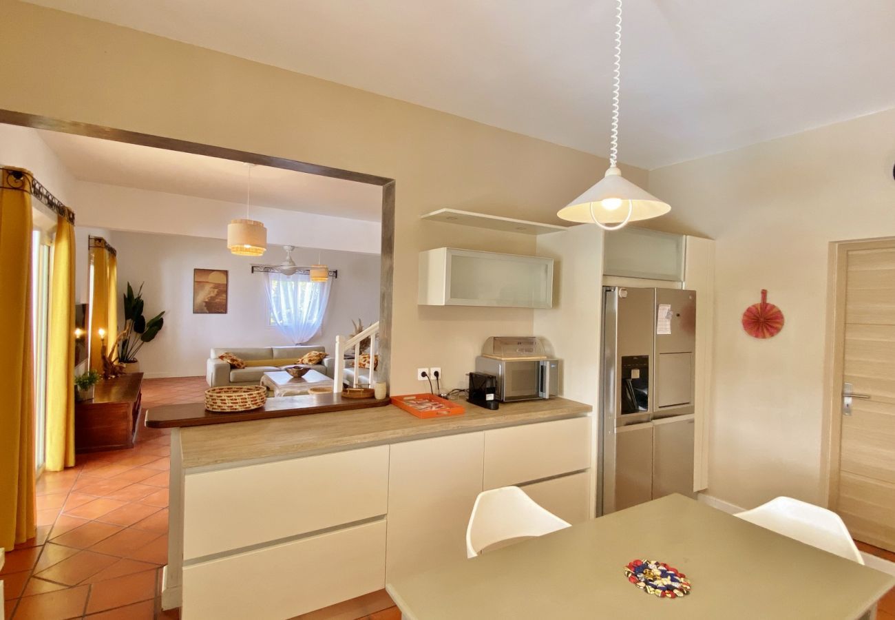 Cuisine ouverte de la Villa Palmazur communiquant avec le séjour lumineux