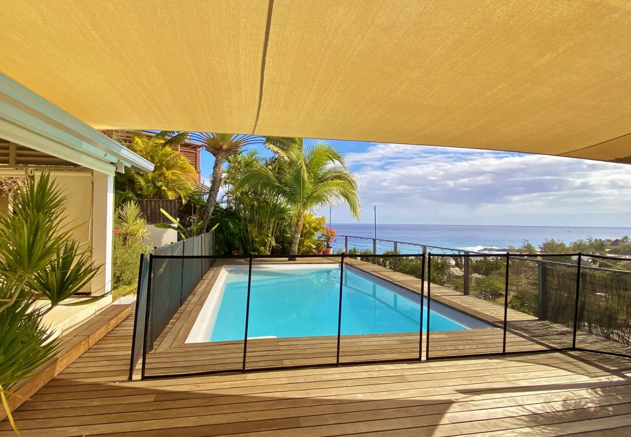 Piscine sécurisée par une barrière à la Villa Palmazur, face à l'océan
